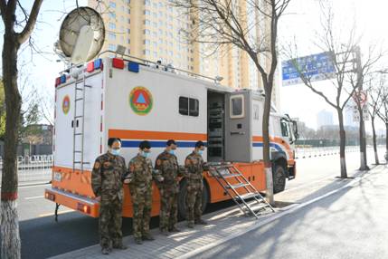 山西省人防辦信息保障中心值守人員肅立默哀，向英雄致敬、愿逝者安息